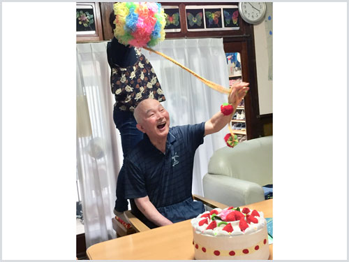 誕生会。皆さんにお祝いしてもらい満面の笑顔